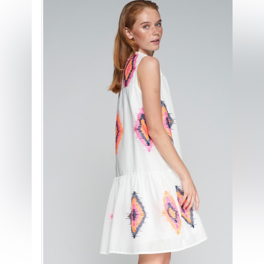 VILAGALLO
sz: 38 Neon embroidered white sleeveless dress SOLD OUT ONLINE